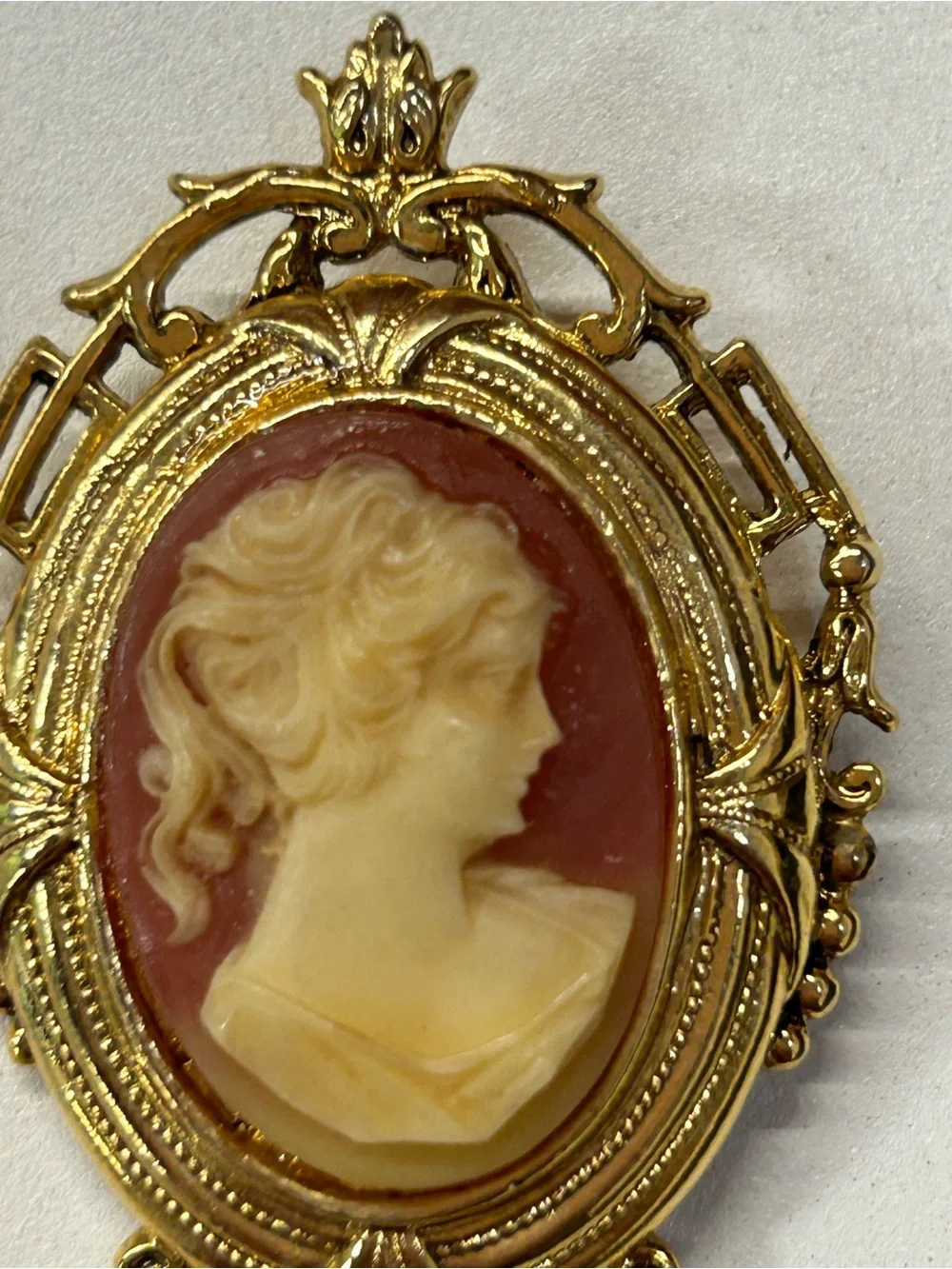Arthur Pepper ART cameo brooch vintage